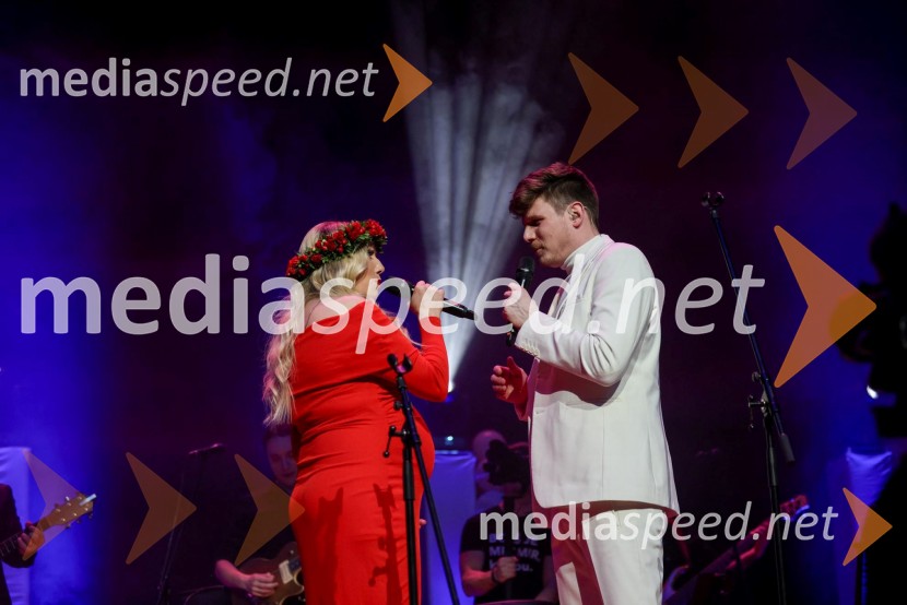  Tjaša Hrovat Steklasa, pevka;  Uroš Steklasa, glasbenikUroš in Tjaša Steklasa zaključila turnejo Babyshower