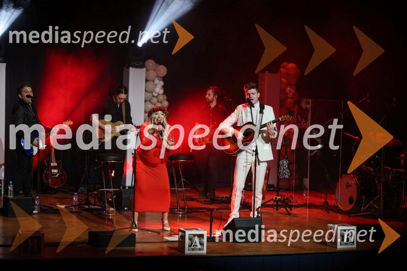  Tjaša Hrovat Steklasa, pevka;  Uroš Steklasa, glasbenikUroš in Tjaša Steklasa zaključila turnejo Babyshower