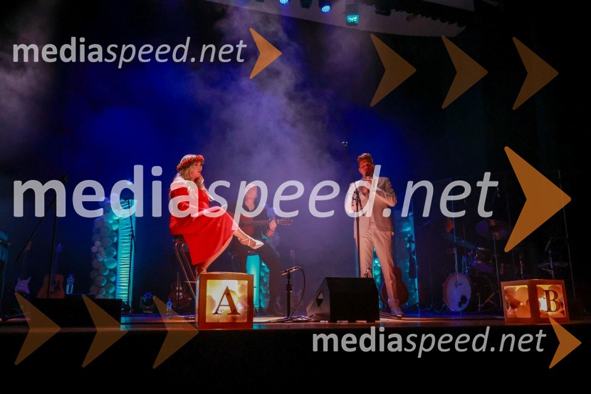  Tjaša Hrovat Steklasa, pevka;  Uroš Steklasa, glasbenikUroš in Tjaša Steklasa zaključila turnejo Babyshower