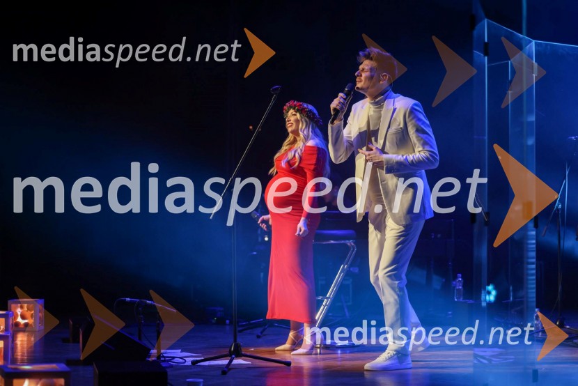  Tjaša Hrovat Steklasa, pevka;  Uroš Steklasa, glasbenikUroš in Tjaša Steklasa zaključila turnejo Babyshower