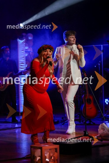  Tjaša Hrovat Steklasa, pevka;  Uroš Steklasa, glasbenikUroš in Tjaša Steklasa zaključila turnejo Babyshower