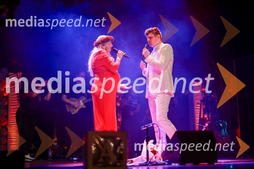  Tjaša Hrovat Steklasa, pevka;  Uroš Steklasa, glasbenikUroš in Tjaša Steklasa zaključila turnejo Babyshower