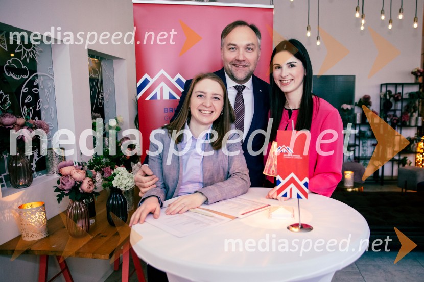  Špela Drobnič Rener, Britansko-slovenska gospodarska zbornica;  Mart D. Buh, vodja poslovnega razvoja, Britansko-slovenska gospodarska zbornica;  Tara Pleško, Britansko-slovenska gospodarska zbornicaČaj z razlogom: Reševanje kadrovske sestavljanke v Sloveniji