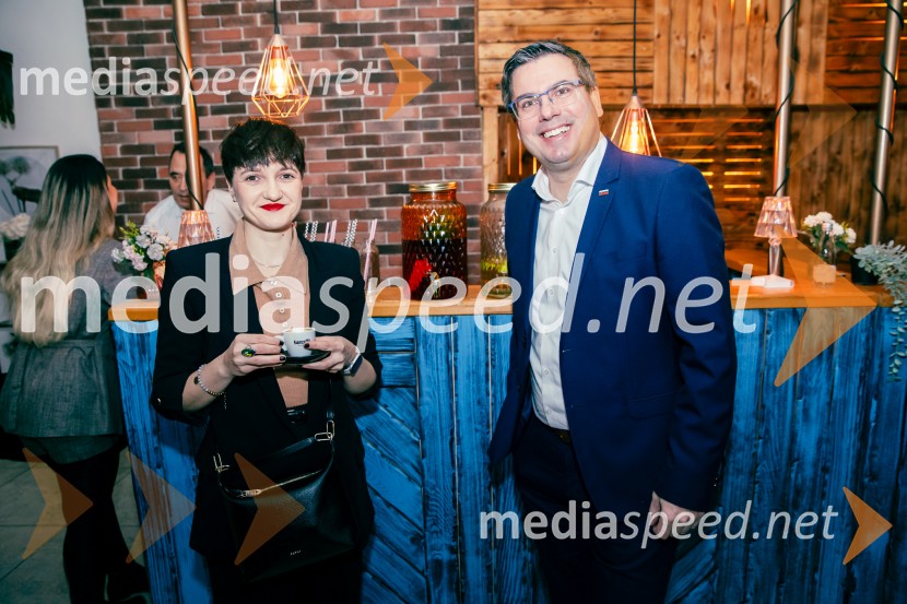 Čaj z razlogom: Reševanje kadrovske sestavljanke v Sloveniji