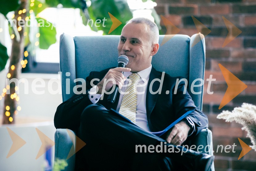 Čaj z razlogom: Reševanje kadrovske sestavljanke v Sloveniji