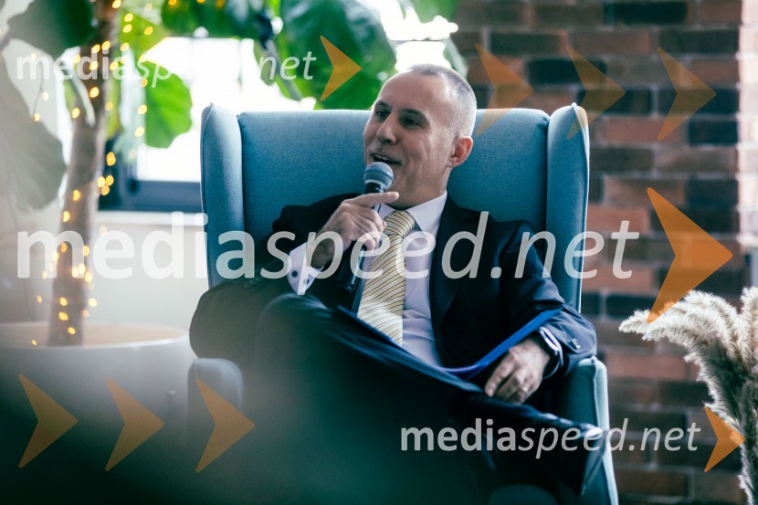 Čaj z razlogom: Reševanje kadrovske sestavljanke v Sloveniji