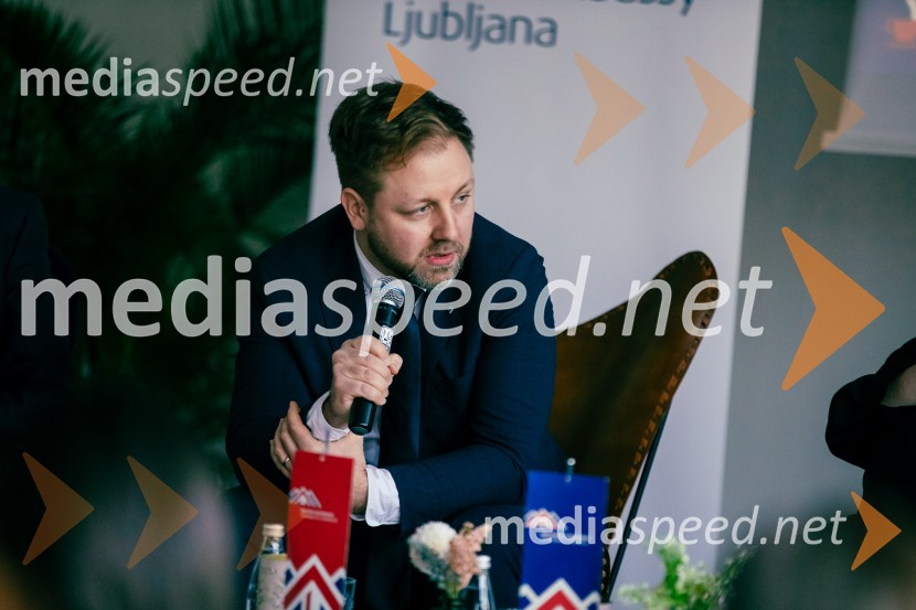 Čaj z razlogom: Reševanje kadrovske sestavljanke v Sloveniji