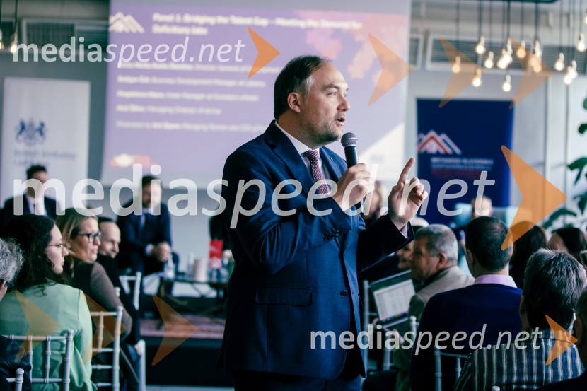 Čaj z razlogom: Reševanje kadrovske sestavljanke v Sloveniji