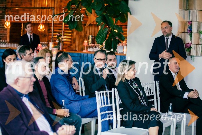 Čaj z razlogom: Reševanje kadrovske sestavljanke v Sloveniji