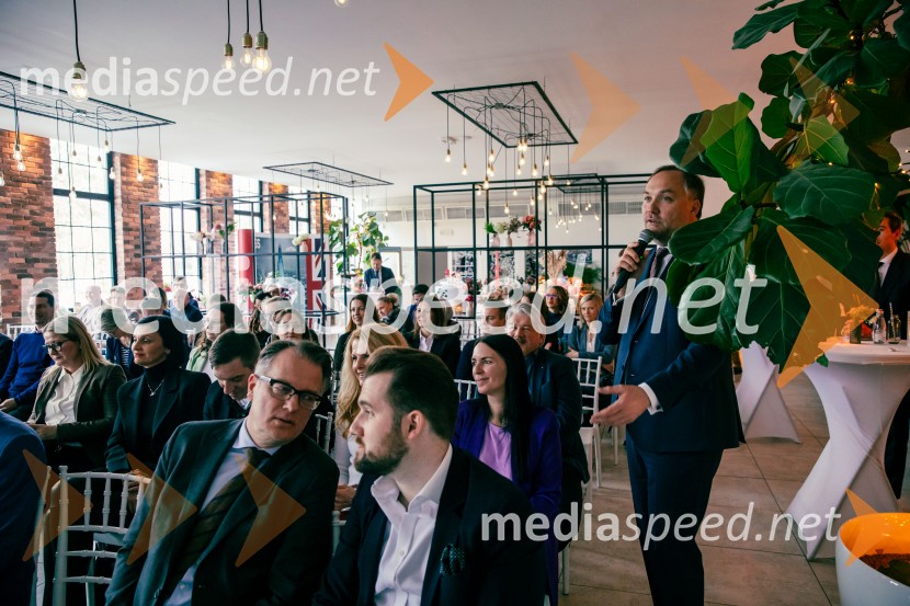 Čaj z razlogom: Reševanje kadrovske sestavljanke v Sloveniji