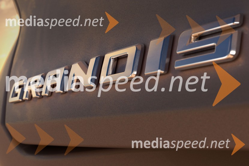 Mitsubishijev nov, družinski SUV se bo imenoval “GRANDIS”