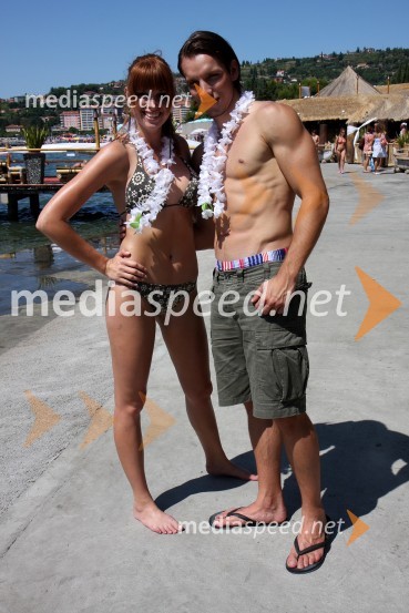Karin Škufca, manekenka in Peter Klinc, mister Slovenije za Mister international 2009 ter fotografVikend v Cocktail baru Alaya