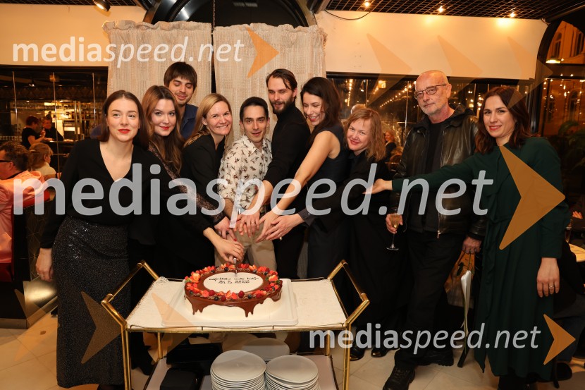 Drama ≈ [približno enako kot], premiera v SNG Maribor