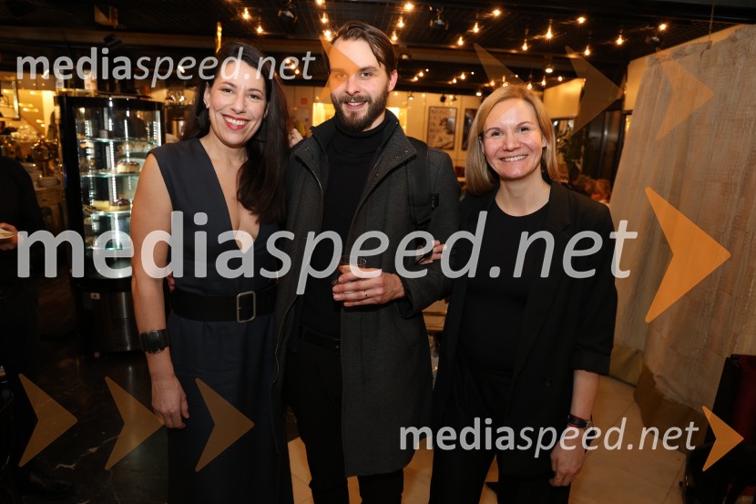  Minca Lorenci, igralka;  Blaž Dolenc, igralec;  Maša Pelko, režiserkaDrama ≈ [približno enako kot], premiera v SNG Maribor