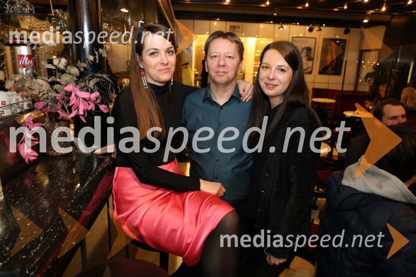  Špela Lešnik, producentka Drame SNG Maribor;  Matjaž Partlič, SNG Maribor;  Zala Koren,  urednica socialnih omrežij, SNG Maribor DramaDrama ≈ [približno enako kot], premiera v SNG Maribor