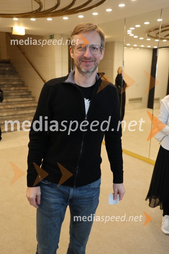 Dr. Samo GrandaDrama ≈ [približno enako kot], premiera v SNG Maribor