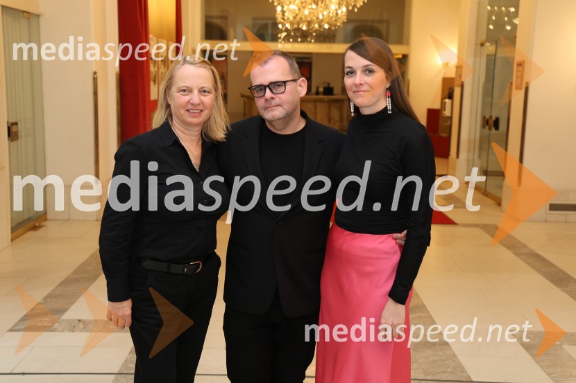  Jasmina Leskovar, SNG Maribor;  Alan Kavčič, predstavnik za odnose z javnostmi SNG Maribor;  Špela Lešnik, producentka Drame SNG MariborDrama ≈ [približno enako kot], premiera v SNG Maribor