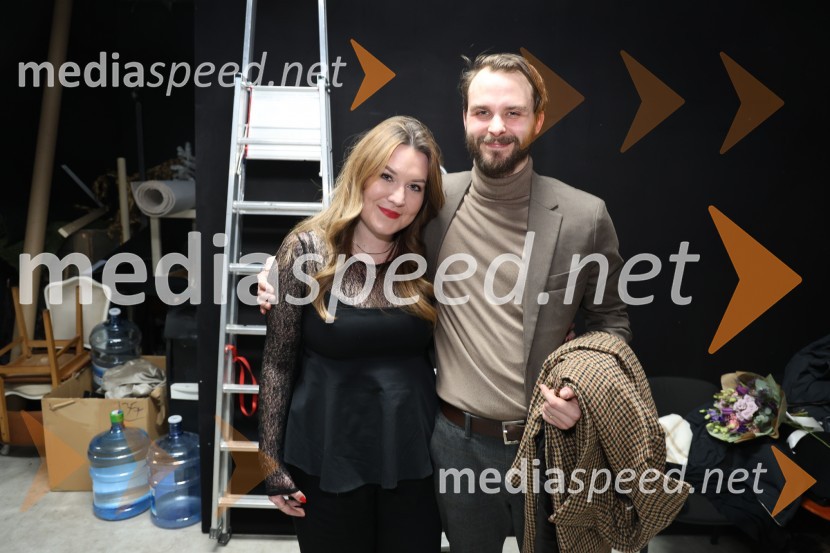 Luna Pentek , dramaturginja;  Blaž Dolenc, igralecDrama ≈ [približno enako kot], premiera v SNG Maribor