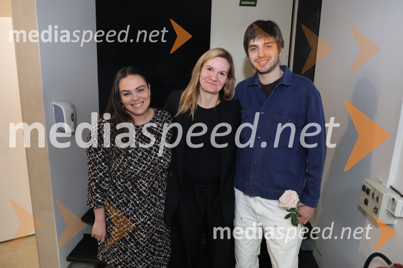  Mojca Marič, lektorica;  Maša Pelko, režiserka;  Lin Martin Japelj, ScenografDrama ≈ [približno enako kot], premiera v SNG Maribor