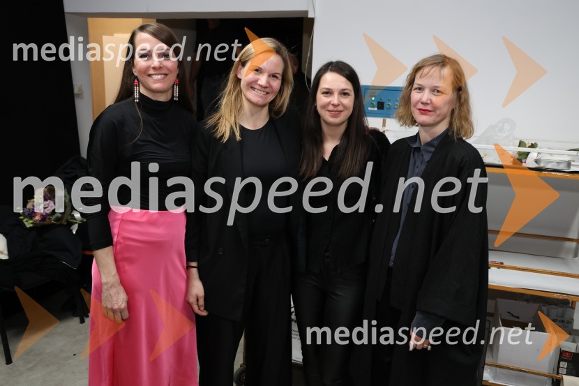  Špela Lešnik, producentka Drame SNG Maribor;  Maša Pelko, režiserka;  Zala Koren,  urednica socialnih omrežij, SNG Maribor Drama;  Tina Bonča, kostumografinjaDrama ≈ [približno enako kot], premiera v SNG Maribor