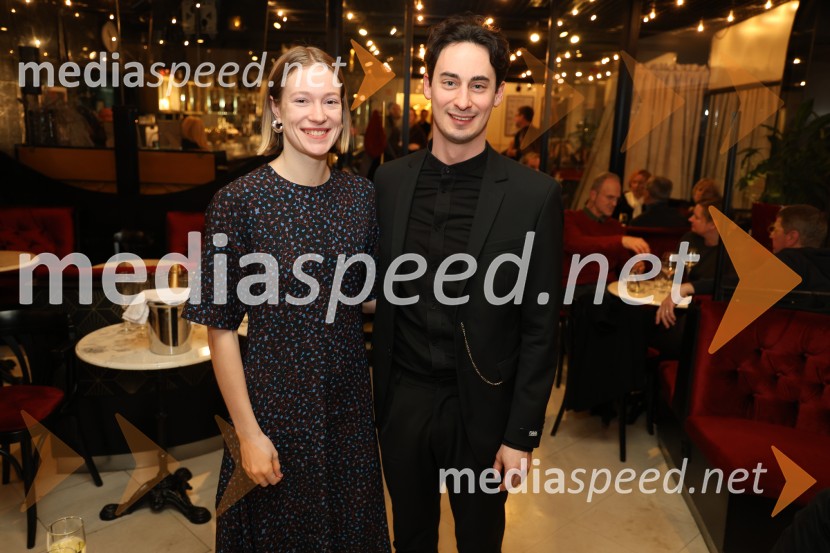  Julija Klavžar, igralka;  Žan Koprivnik, igralecDrama ≈ [približno enako kot], premiera v SNG Maribor