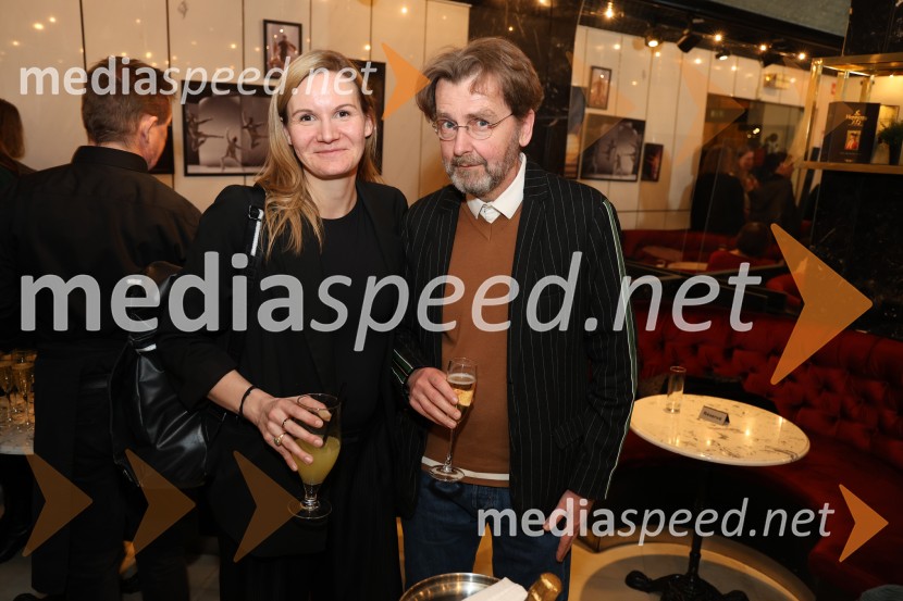  Maša Pelko, režiserka;  Marko Crnkovič, kolumnist, urednik portala Fokus PokusDrama ≈ [približno enako kot], premiera v SNG Maribor