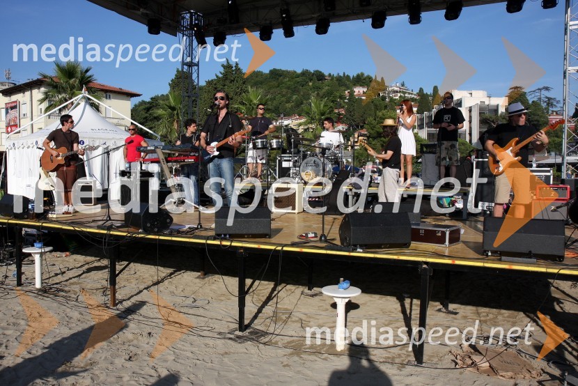 Jan Plestenjak, pevec s spremljevalnim bandomJan Plestenjak, koncert v Portorožu