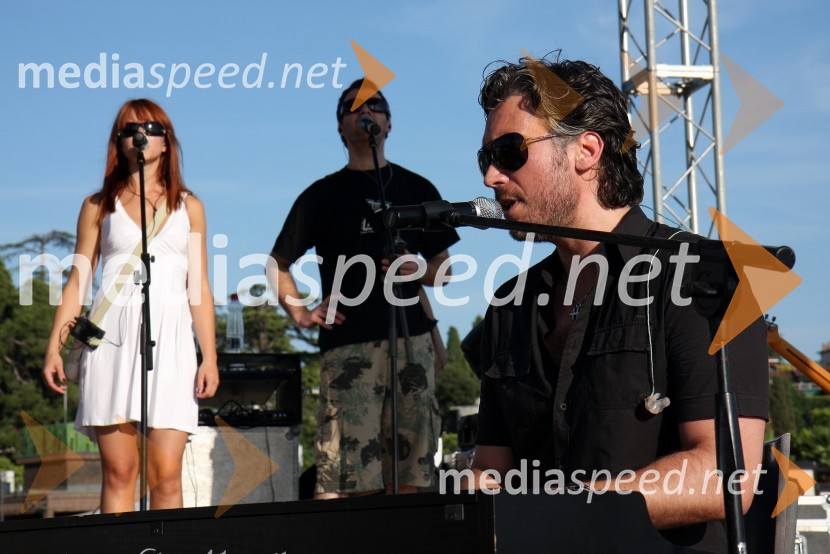 Jan Plestenjak, pevec z backvokalistomaJan Plestenjak, koncert v Portorožu