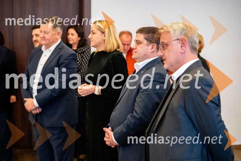  ... ;  ... ;  Oleg Butković, podpredsednik Vlade RH in minister za pomorstvo, promet in infrastrukturo Republike Hrvaške;  Matjaž Han, minister za gospodarstvo, turizem in športPromocija turistične revije LIKE Slovenija - Hrvaška - Srbija