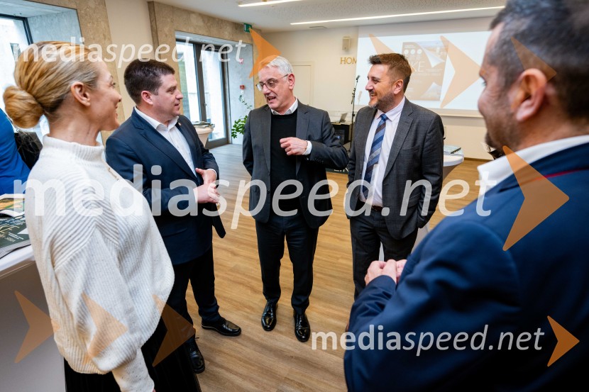  ... ;  Oleg Butković, podpredsednik Vlade RH in minister za pomorstvo, promet in infrastrukturo Republike Hrvaške;  Matjaž Han, minister za gospodarstvo, turizem in šport;  Goran Ogurlić, glavni urednik Jutranjega listaPromocija turistične revije LIKE Slovenija - Hrvaška - Srbija