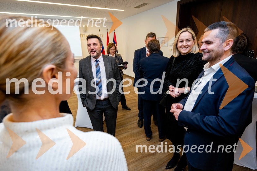  Goran Ogurlić, glavni urednik Jutranjega lista;  ... ;  ... Promocija turistične revije LIKE Slovenija - Hrvaška - Srbija