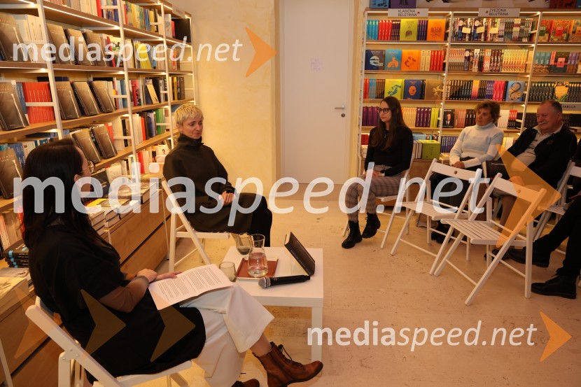  Kristina Kočan, pesnica in prevajalka;  Ana  Schnabl, pisateljicaPredstavitev knjige September Ane Schnabl