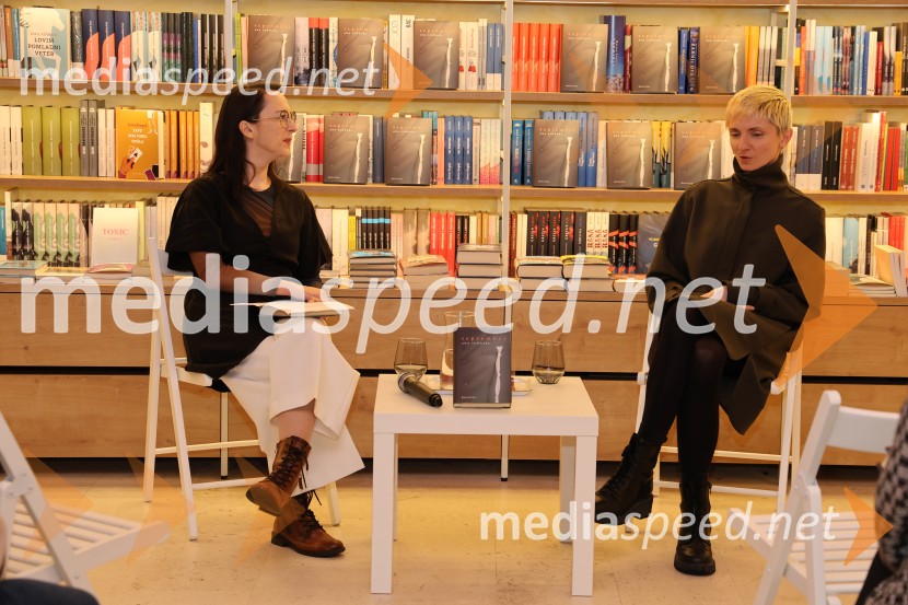  Kristina Kočan, pesnica in prevajalka;  Ana  Schnabl, pisateljicaPredstavitev knjige September Ane Schnabl