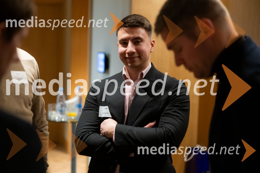  Viktor KukuneshCFA Research Challenge 2024/2025