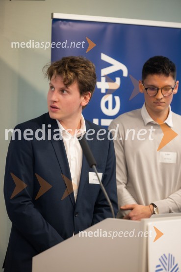  Darko  Zupanc;  Jaka RodšekCFA Research Challenge 2024/2025