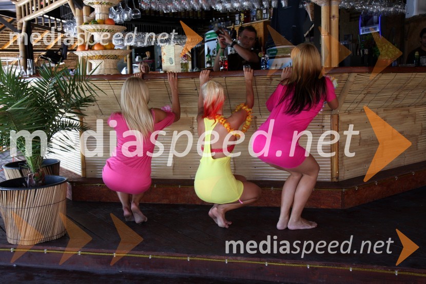 Alya, pevka s plesalkamaAlya, snemanje videospota za pesem Brazil