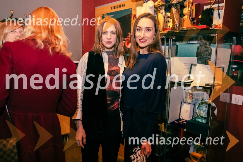  ... ;  Gaja Višnar, igralkaNafta, premiera predstave v Mini teatru