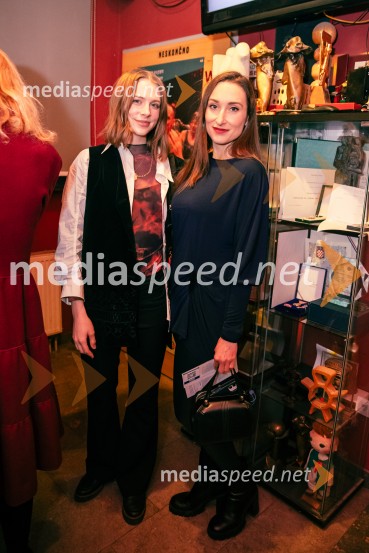  Mila Peršin, igralka;  Gaja Višnar, igralkaNafta, premiera predstave v Mini teatru