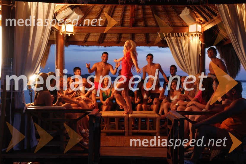 Snemanje videospota za pesem Brazil: v sredini Alya, pevkaAlya, snemanje videospota za pesem Brazil