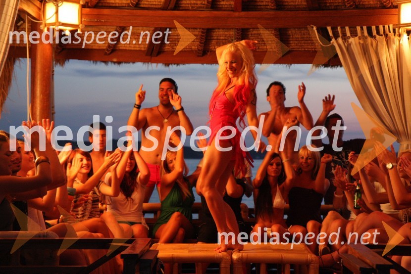 Snemanje videospota za pesem Brazil: v sredini Alya, pevkaAlya, snemanje videospota za pesem Brazil