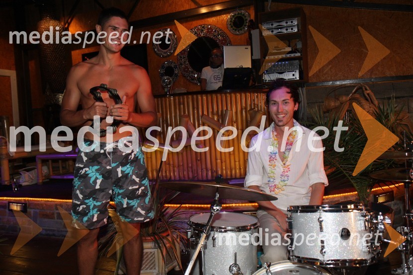 Alen Podgornik, brat pevca Sebastiana in fant Danijele Pekič, plesalke ter Luka, Alyin fantAlya, snemanje videospota za pesem Brazil