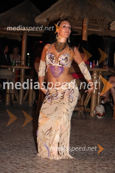 Trebušna plesalkaAlya, snemanje videospota za pesem Brazil