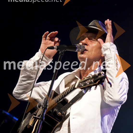 Vlado Kreslin, pevec in glasbenikVlado Kreslin z gosti, koncert v Križankah