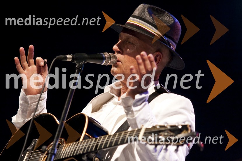 Vlado Kreslin, pevec in glasbenikVlado Kreslin z gosti, koncert v Križankah