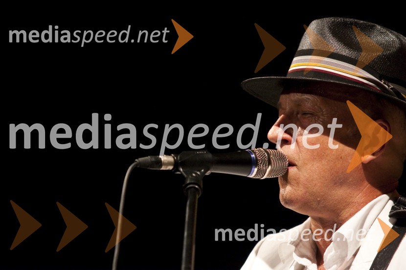 Vlado Kreslin, pevec in glasbenikVlado Kreslin z gosti, koncert v Križankah