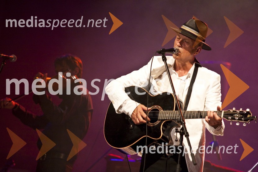 Vlado Kreslin, pevec in glasbenikVlado Kreslin z gosti, koncert v Križankah