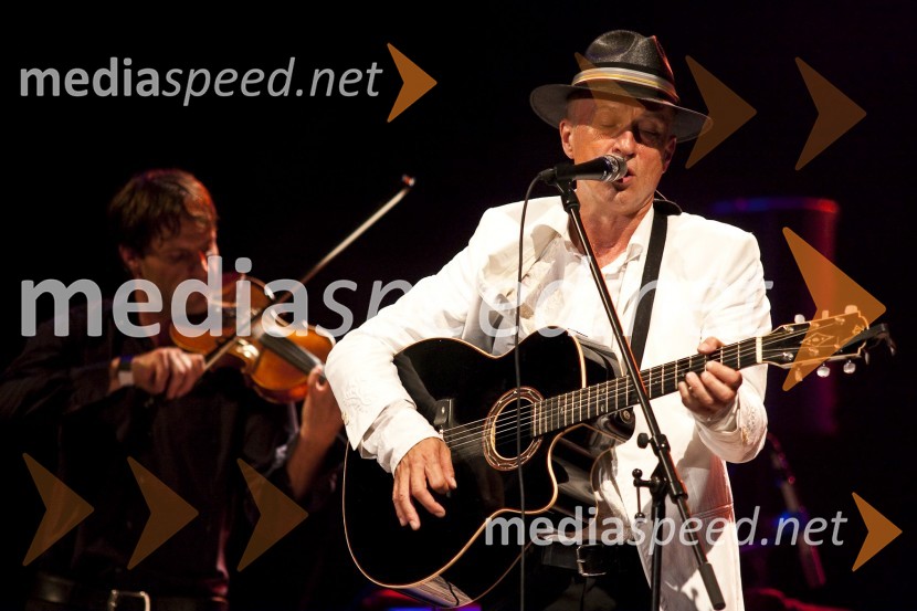 Vlado Kreslin, pevec in glasbenikVlado Kreslin z gosti, koncert v Križankah