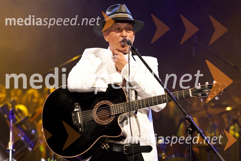 Vlado Kreslin, pevec in glasbenikVlado Kreslin z gosti, koncert v Križankah