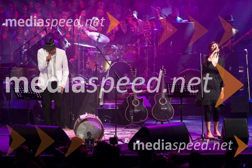 Vlado Kreslin, pevec in glasbenik ter Gabriella Gabrielli, italjanska pevka, v ozadju Pevski zbor Srednje glasbene šole Slovenska BistricaVlado Kreslin z gosti, koncert v Križankah