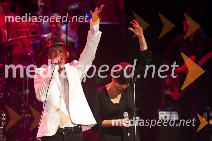 Vlado Kreslin, pevec in glasbenik ter Gabriella Gabrielli, italjanska pevkaVlado Kreslin z gosti, koncert v Križankah